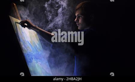 Artista copista paint seascape con nave in oceano. Fumo Vaper vape e-sigaretta. Artigiano arredatore disegnare come barca vela sul mare blu con colori acrilici. Foto Stock