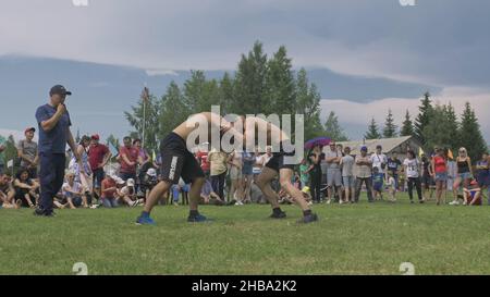 Odinsk, Russia - Giugno 29 2019: Buryat sport nazionale wrestling. Holiday sur Harban. Surkharban Buryat lotta, lotta, lotta. Foto Stock