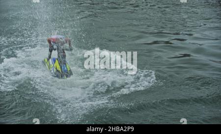 Irkutsk, Russia - 3 agosto 2019: Baikal Jet Fest, BJF. Freestyle jet ski trick backflip, cilindro roll, 360, superman, sottomarino. Moto lento moto jet ski. Foto Stock