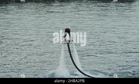 Irkutsk, Russia - 3 agosto 2019: Baikal Jet Fest, BJF. Bambino che posa al flyboard sport estremo dell'acqua. Fly board, surf. Flyboarding e seding. Foto Stock