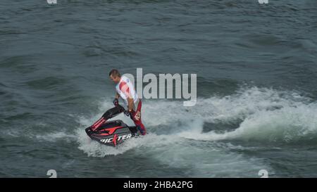 Irkutsk, Russia - 3 agosto 2019: Baikal Jet Fest, BJF. Freestyle jet ski trick backflip, cilindro roll, 360, superman, sottomarino. Moto lento moto jet ski. Foto Stock