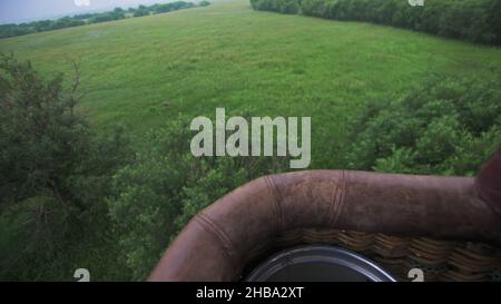Avventura prospettiva in prima persona, pov dal cesto di Campo, Prato, fiume e sopra la nuvola in volo in mongolfiera. Gli aerei volano al mattino cielo blu. Foto Stock
