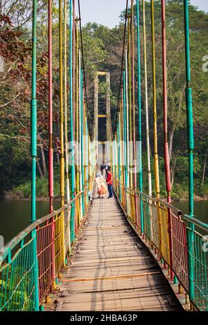 Ponte sospeso in legno, passaggio pedonale per l'avventuroso nella foresta del Bangladesh. Foto Stock