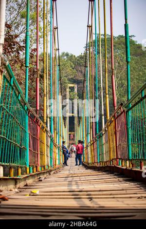 Ponte sospeso in legno, sul lago in un eco-parco del Bangladesh. Una passerella rischiosa. Foto Stock