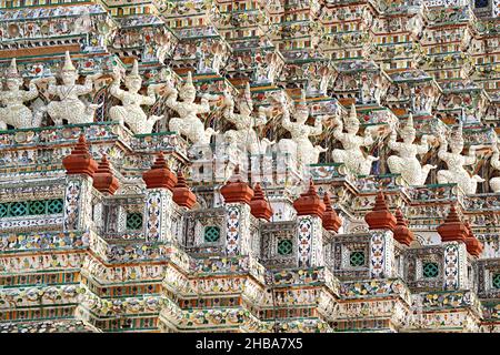 Dettagli architettonici mozzafiato del Prang principale di Wat Arun con fila di sculture mitiche e pezzi di porcellana cinese, Bangkok, Thailandia Foto Stock