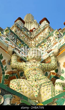 dettagli-architettonici-impressionanti-di-wat-arun-il-tempio-dell-alba