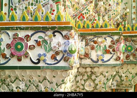 Dettagli architettonici del Prang di Wat Arun decorato con pezzi di porcellana un tempo usato come Ballast sulle navi dalla Cina, Bangkok, Thailandia Foto Stock