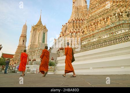 Incredibile esterno di Phraprang Wat Arun o il Tempio dell'Alba con il Gruppo di Monaci buddisti in primo piano, Bangkok, Thailandia Foto Stock