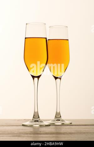 Due bicchieri di champagne, vino su sfondo grigio. Bevanda alcolica: champagne, birra, vino bianco. Nuovo anno e sfondo di Natale. San Valentino. V Foto Stock