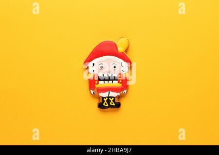Biscotto allo zenzero Nutcracker su sfondo giallo. Nuovo anno e sfondo di Natale. Disposizione piatta Foto Stock