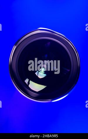 L'obiettivo della fotocamera con retroilluminazione blu. Ottica. Foto verticale Foto Stock