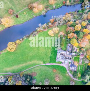 Panorama dall'alto verso il basso su Ugbrooke House e Giardini da un drone nei colori di Autunno, Exeter, Devon, Inghilterra, Europa Foto Stock