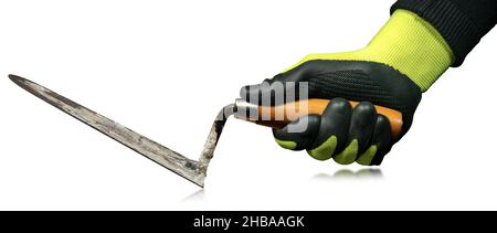 Operatore manuale con guanti da lavoro protettivi che reggono una cazzuola sporca con un manico di legno. Isolato su sfondo bianco, fotografia. Foto Stock