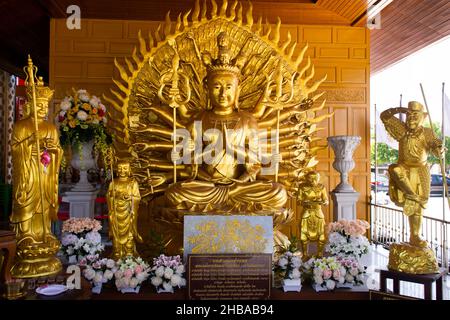 Guishan Guanyin di migliaia di mani o Guan Yin bodhisattva dea e la divinità cinese per la gente thailandese visita rispetto pregare a Wat Rat Prahong Them Foto Stock