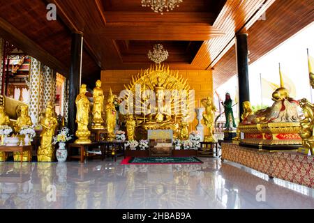 Guishan Guanyin di migliaia di mani o Guan Yin bodhisattva dea e la divinità cinese per la gente thailandese visita rispetto pregare a Wat Rat Prahong Them Foto Stock