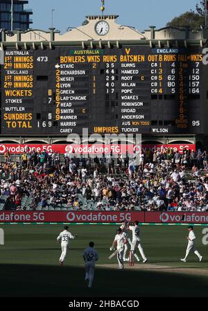 Il Mitchell Starc dell'Australia celebra il cazzo di Jos Buttler dell'Inghilterra che è stato catturato da David Warner durante il terzo giorno del secondo test Ashes all'Adelaide Oval di Adelaide. Data foto: Sabato 18 dicembre 2021. Foto Stock