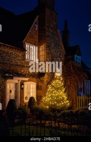 Natale ad Hambleden di notte. Hambleden, Buckinghamshire, Inghilterra Foto Stock