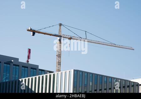 Utrecht, Paesi Bassi - 24 ottobre 2021: Grande gru gialla in cima ad un edificio in costruzione Foto Stock