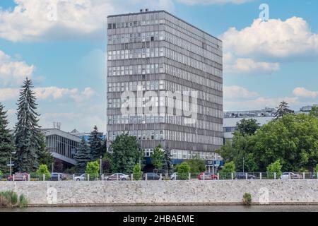 Parte della sfera di influenza dell'URSS per quasi 50 anni, Wroclaw mostra ancora qualche architettura socialista. Qui in particolare un edificio residenziale Foto Stock