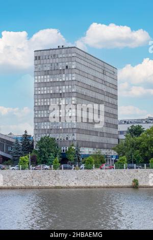 Parte della sfera di influenza dell'URSS per quasi 50 anni, Wroclaw mostra ancora qualche architettura socialista. Qui in particolare un edificio residenziale Foto Stock