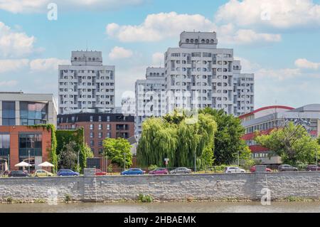 Parte della sfera di influenza dell'URSS per quasi 50 anni, Wroclaw mostra ancora qualche architettura socialista. Qui in particolare un edificio residenziale Foto Stock