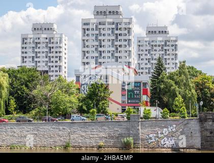 Parte della sfera di influenza dell'URSS per quasi 50 anni, Wroclaw mostra ancora qualche architettura socialista. Qui in particolare un edificio residenziale Foto Stock