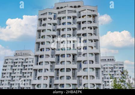 Parte della sfera di influenza dell'URSS per quasi 50 anni, Wroclaw mostra ancora qualche architettura socialista. Qui in particolare un edificio residenziale Foto Stock