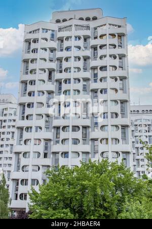 Parte della sfera di influenza dell'URSS per quasi 50 anni, Wroclaw mostra ancora qualche architettura socialista. Qui in particolare un edificio residenziale Foto Stock