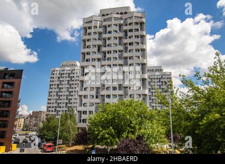 Parte della sfera di influenza dell'URSS per quasi 50 anni, Wroclaw mostra ancora qualche architettura socialista. Qui in particolare un edificio residenziale Foto Stock