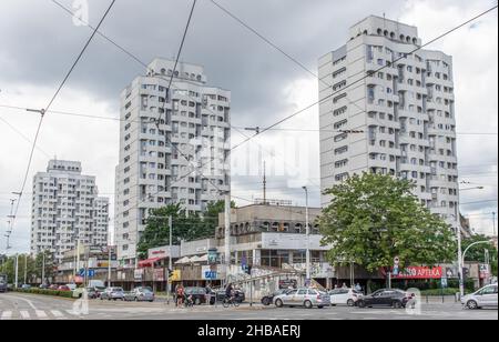 Parte della sfera di influenza dell'URSS per quasi 50 anni, Wroclaw mostra ancora qualche architettura socialista. Qui in particolare un edificio residenziale Foto Stock