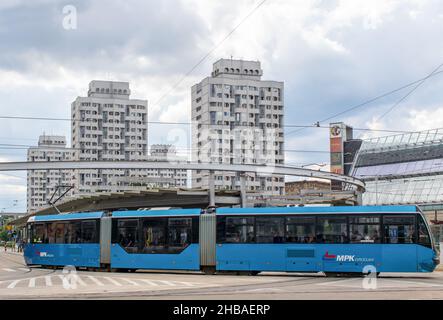 Parte della sfera di influenza dell'URSS per quasi 50 anni, Wroclaw mostra ancora qualche architettura socialista. Qui in particolare un edificio residenziale Foto Stock