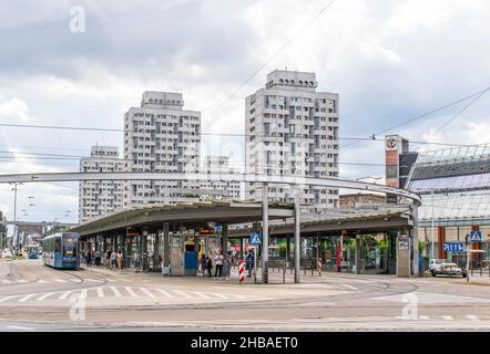 Parte della sfera di influenza dell'URSS per quasi 50 anni, Wroclaw mostra ancora qualche architettura socialista. Qui in particolare un edificio residenziale Foto Stock
