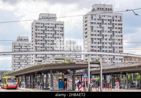 Parte della sfera di influenza dell'URSS per quasi 50 anni, Wroclaw mostra ancora qualche architettura socialista. Qui in particolare un edificio residenziale Foto Stock