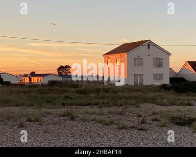 Greatstone, Kent, UK- 01.01.2022: Villaggio di Greatstone sul nuovo Romney punto qui il paesaggio della spiaggia e della casa Foto Stock