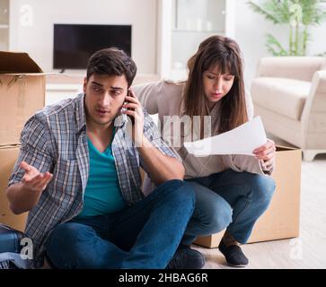 La giovane coppia di ricezione avviso di preclusione lettera Foto Stock