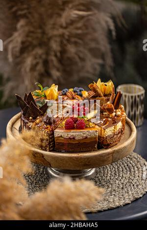 Otto fette di torta diverse sul supporto per torte Foto Stock