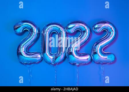 Da sopra numero palloncini felice anno nuovo decorativo elementi di design sfondo blu Foto Stock