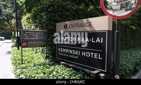 Quartiere benestante Lang Suan aka Soi Langsuan Road Chidlom Bangkok Thailandia cartello affissioni Foto Stock