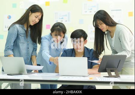 Gruppo di persone che lavorano insieme utilizzando il laptop, gruppo di studenti che utilizzano il laptop per creare il progetto, concetto di collaborazione tra team, idea di soluzione dei problemi tra team Foto Stock
