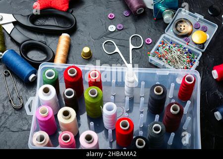 Fili di raccolta, aghi, bottoni e strumenti di seamstress. Set per le mani Foto Stock