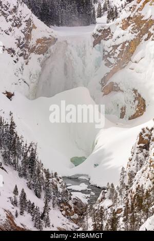 Lower Falls e la diga di ghiaccio stagionale Yellowstone National Park, United Staes of America. Una versione unica e ottimizzata di un'immagine di NPS Ranger JW Frank; Credit: NPS/Jacob W. Frank Foto Stock
