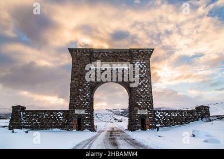 Roosevelt Arch, ingresso nord del parco nazionale di Yellowstone, Gardiner, Montana, Stati Uniti d'America. Il disegno dell'Arco di Roosevelt è stato attribuito all'architetto Robert Reamer, 1903. Una versione unica e ottimizzata di un'immagine di NPS Ranger JW Frank; Credit: NPS/Jacob W. Frank Foto Stock