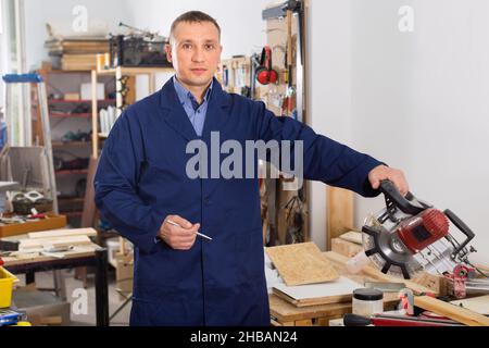 Ritratto di uomo bel lavoratore in uniforme Foto Stock
