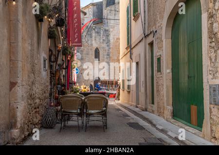 Santanyi, Spagna; dicembre 11 2021: Vista generale di una caffetteria senza clienti, in un edificio storico, nella città di Mallorcan di Santanyi a Christm Foto Stock