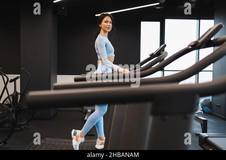 Fitness donna cammina su un tapis roulant Foto Stock