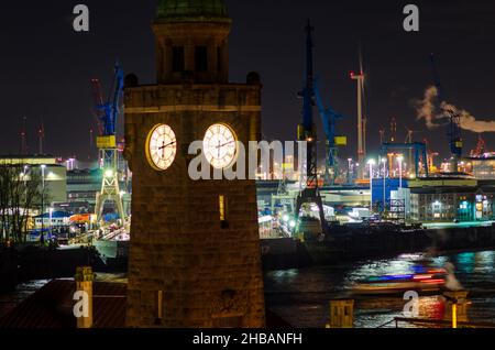 Torre di St. Pauli Landungsbruecken ad Amburgo di notte, Germania. I St. Pauli Piers (Landungsbruecken) sono una delle maggiori attrazioni turistiche di Amburgo Foto Stock