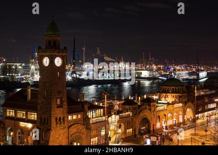 St. Pauli Landungsbruecken ad Amburgo di notte, in Germania. I St. Pauli Piers (Landungsbruecken) sono una delle maggiori attrazioni turistiche di Amburgo Foto Stock