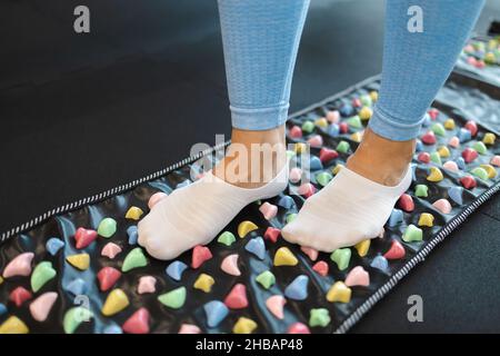 Tappetino per agopuntura e attrezzature per la cura del corpo. Piedi maschi  Foto stock - Alamy