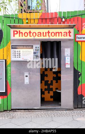 Berlino, Germania, 17 dicembre 2021, stand foto di fronte al colorato picket recinto con prompt: 'Scatta una foto di te'. Foto Stock