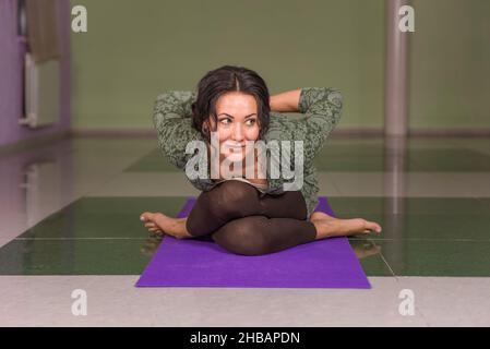 Ragazza che lavora fuori di yoga in un studio Foto Stock